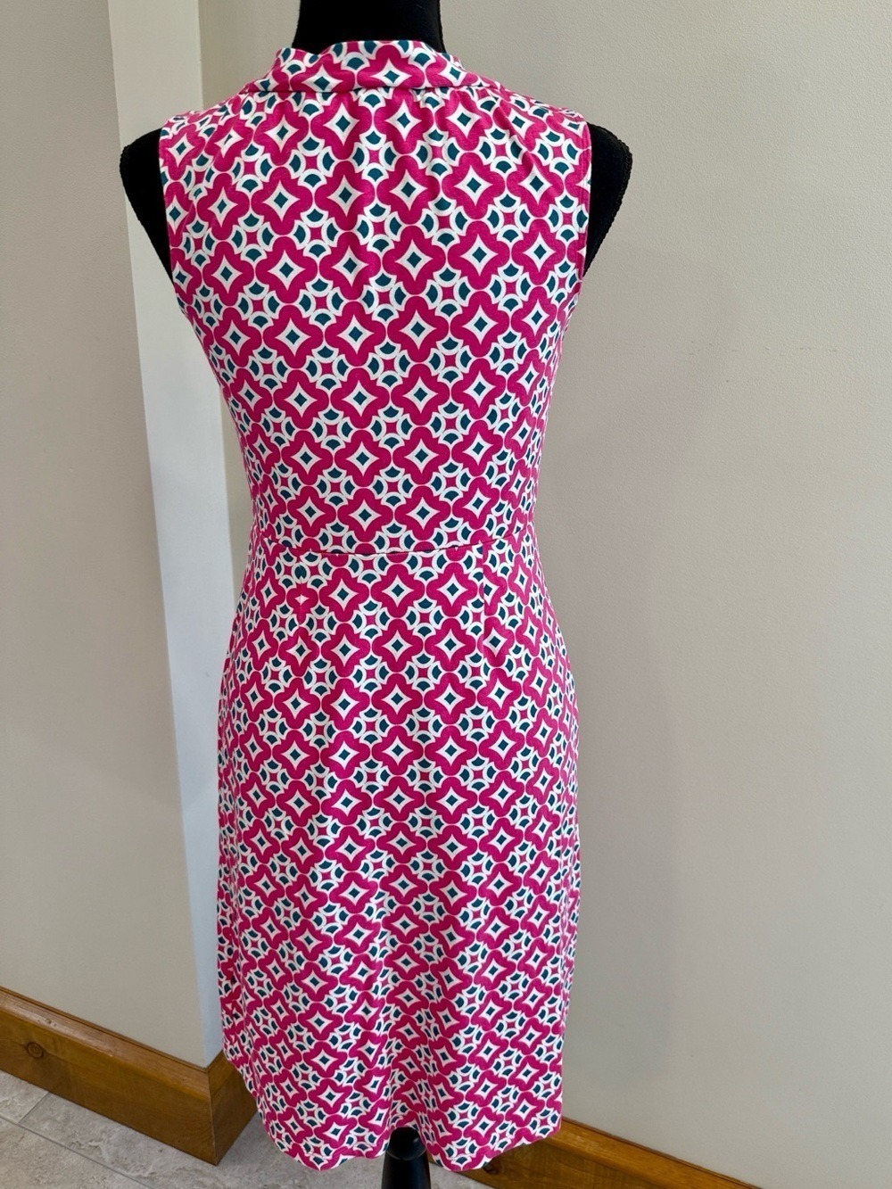 Boden Eden Pink & Green
Geometric Print Sleeveless Jersey Knit Dress Size 2 - Picture 4 of 5